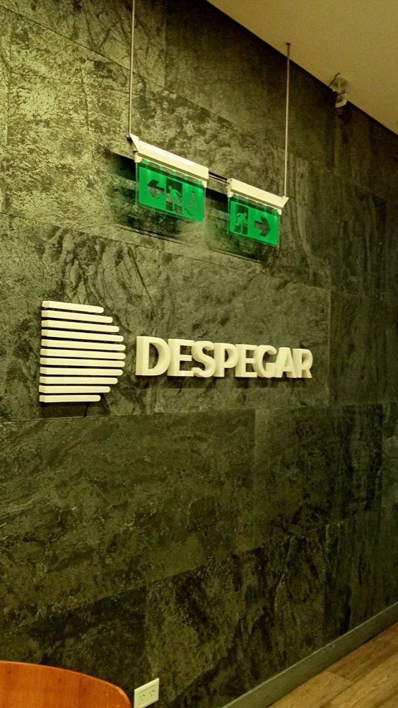 Logotipo corpóreo de Despegar en volumen sobre pared