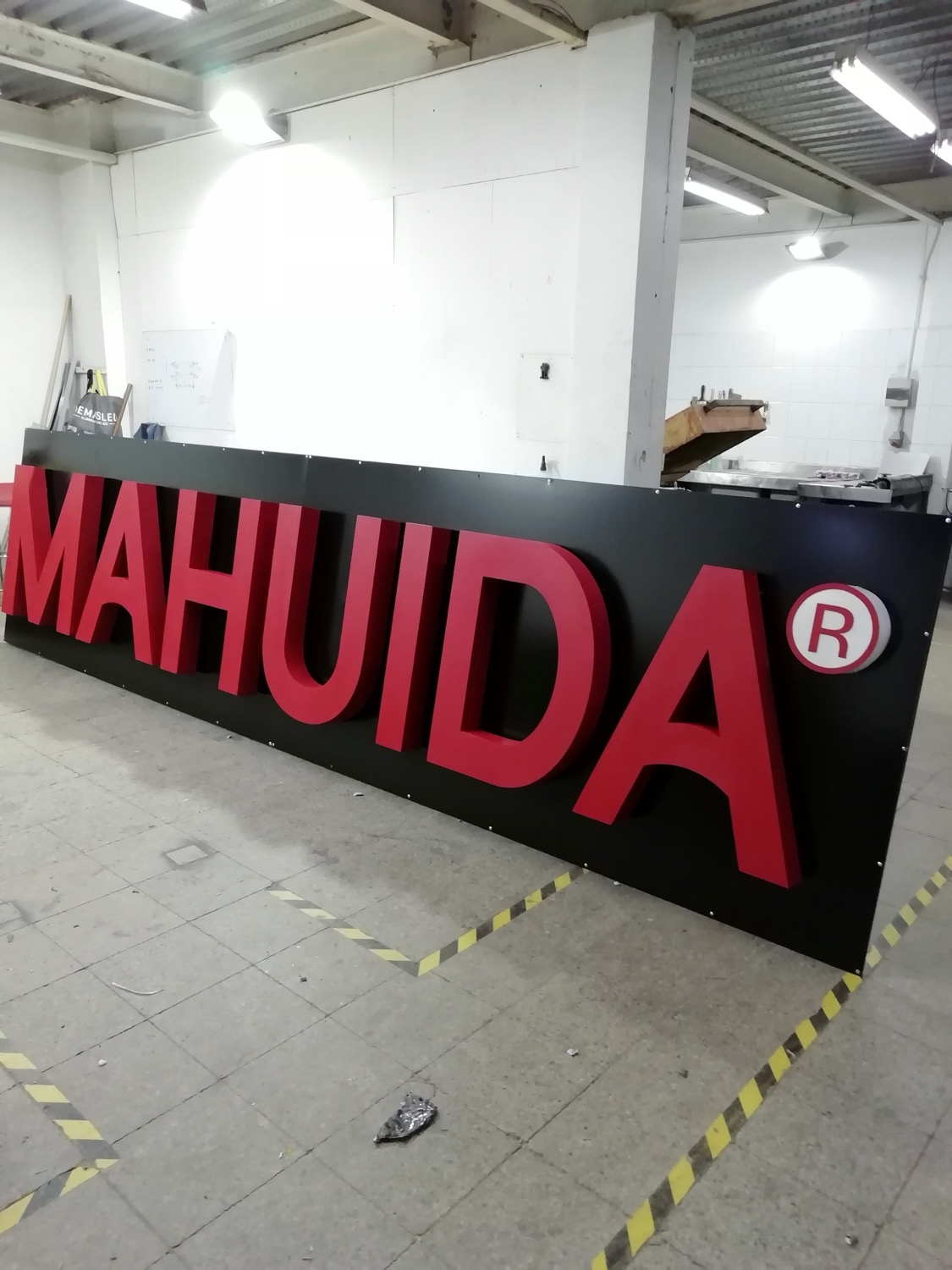 Letras corpóreas iluminadas de Mahuida