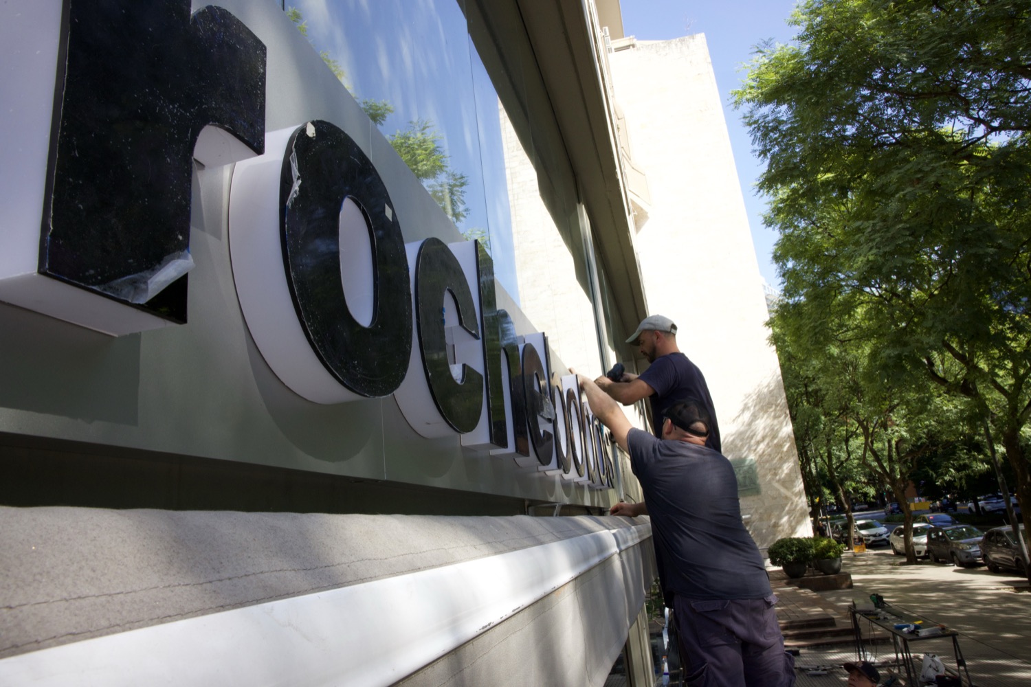 Colocación de letras corpóreas en Roche Bobois
